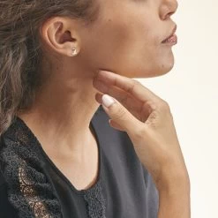 Boucles D'oreilles Puces Ouassima Or Blanc Diamant -Bijouterie primée. B3OFBDW043 model0