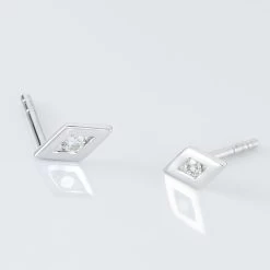 Boucles D'oreilles Puces Eirena Or Blanc Diamant -Bijouterie primée. B3OFBDW510 view2