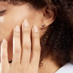 Boucles D'oreilles Puces Kyrill Or Jaune Saphir Diamants -Bijouterie primée. B3OFJSB269 model0