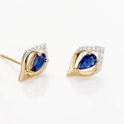 Boucles D'oreilles Puces Or Jaune Serguei Saphir Et Diamants -Bijouterie primée. B3OFJSB271 view2