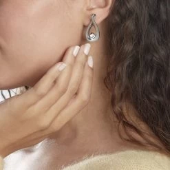 Boucles D'oreilles Pendantes Aelys Acier Blanc Strass 7 Boucles D'oreilles Pendantes Aelys Acier Blanc Strass -Bijouterie primée. FIOFBPW010 model0